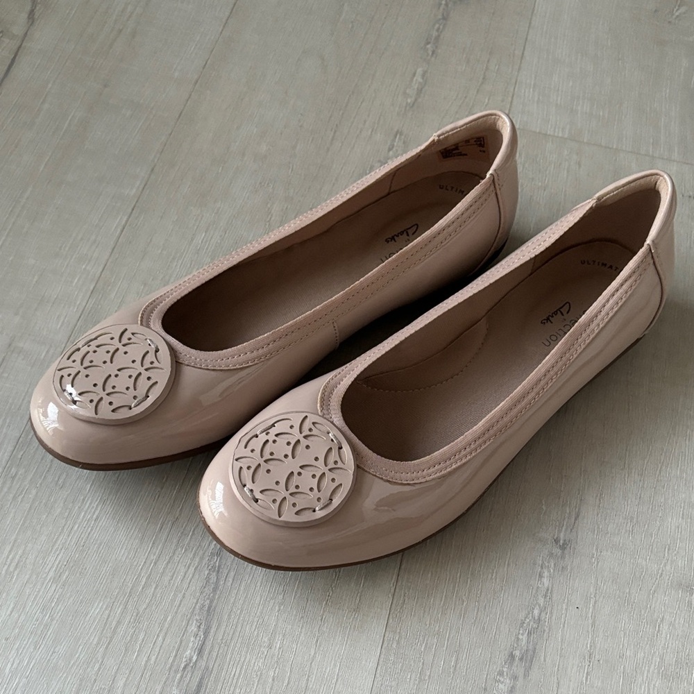 Clarks Women's Nude Patent Flats 7.5